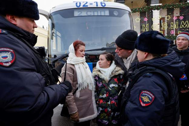 На акции жён мобилизованных в Москве задержаны десятки человек.