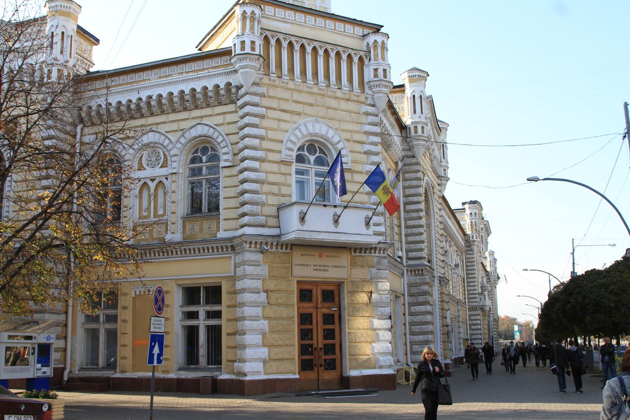 Patru persoane au fost reţinute în cadrul perchezițiilor CNA din această dimineață la primăria Chișinău.