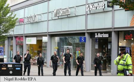 Poliția britanică a anunțat marți că a arestat un bărbat în vârstă de 23 de ani în legătură cu atacul sinucigaș în care au fost ucise 22 de persoane.