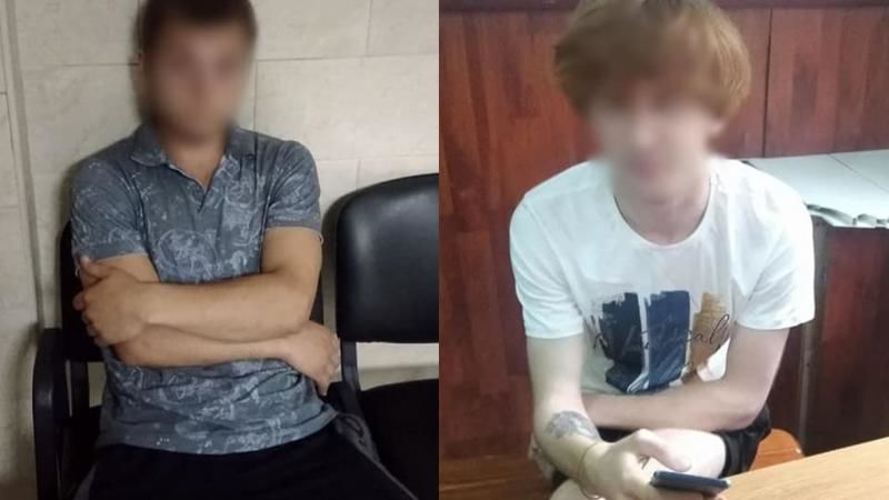 Карабинеры, патрулирующие улицы Кишинева, задержали парней с наркотиками.