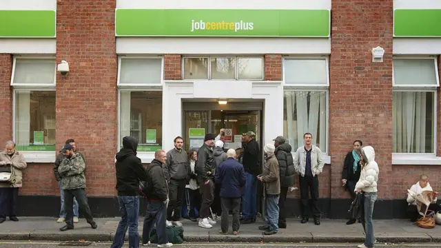 В Британии предсказали рост цен и безработицы из-за войны с Ираном.