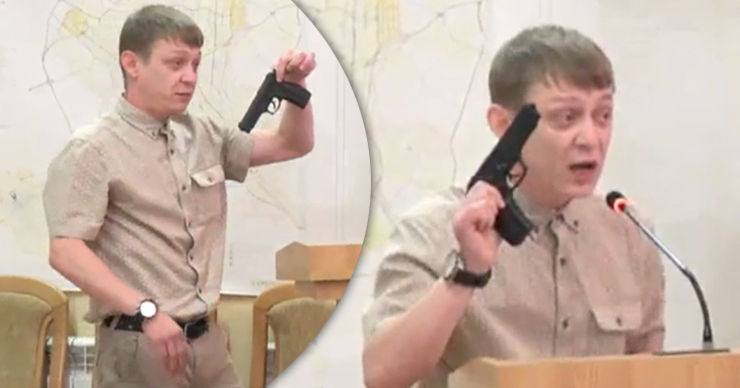 Паника на заседании мунсовета: активист достал предмет, похожий на пистолет. Коллаж: Point.md
