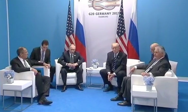 Переговоры Путина и Трампа проходят в расширенном формате.