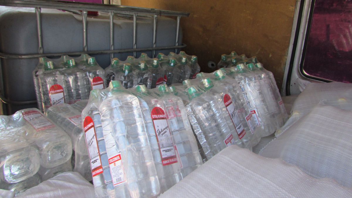 Polițiştii din Făleşti au confiscat circa 4 tone de alcool fără acte de proveniență. Foto: igp.gov.md