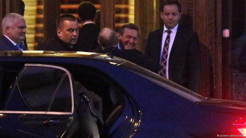 Путин и Шрёдер у Юсуповского дворца.