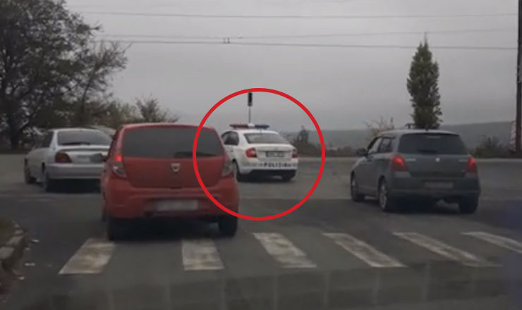 Mașină a poliției de patrulare, filmată încălcând regulile