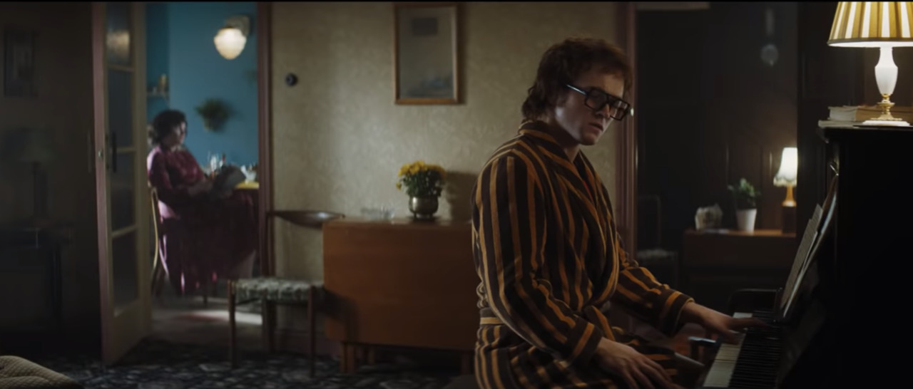 Вышел новый трейлер "Рокетмена" об Элтоне Джоне.