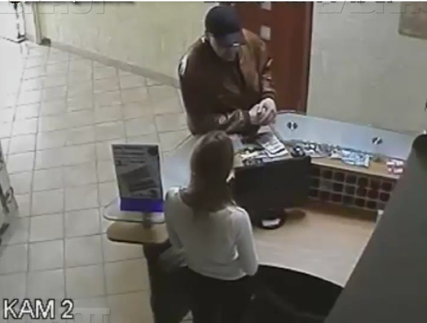 Подозреваемый в краже был одет в коричневую кожаную куртку, черную кепку и черные брюки.