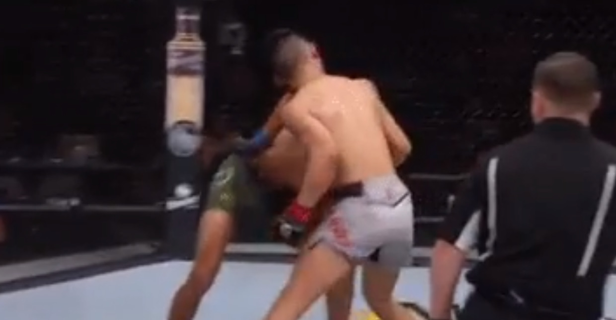 Боец UFC нокаутировал соперника локтем.