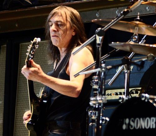 A murit Malcolm Young, fondator al trupei AC/DC