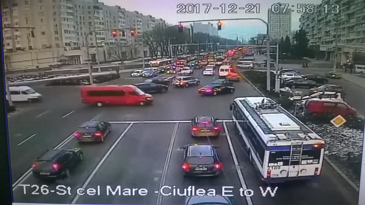НИП призывает водителей избегать движения по улицам с пробками.