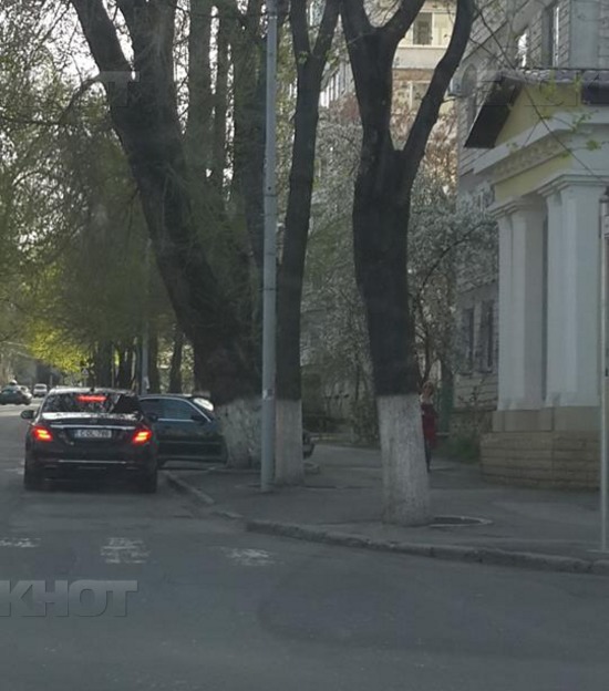 Бронированный Mercedes S600 L с номерами C OL 786 удалось запечатлеть на фото.