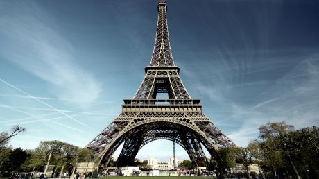 Turnul Eiffel a scânteiat în mod neobișnuit, dar nu din cauza miilor de leduri cu care este împodobit. Foto: tvrnews.ro