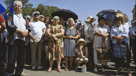Zeci de producători de mere au ieşit în stradă. Foto: publika.md