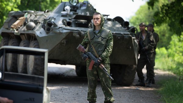 Ополченцы, охраняющие пост у горисполкома, пока не участвуют в боевых действиях. Фото: AP