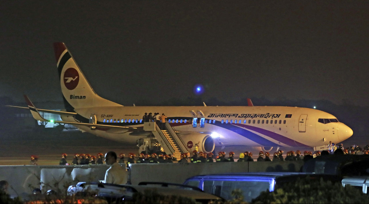 Преступник, попытавшийся угнать пассажирский Boeing 737 авиакомпании Biman Bangladesh, был вооружён игрушечным пистолетом. 