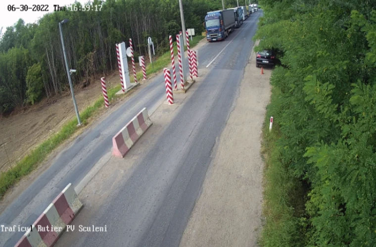 На таможне вновь наблюдается скопление грузовиков.
