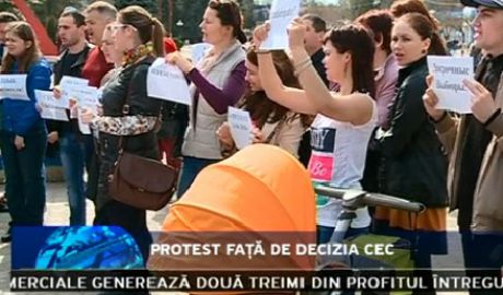 Протестующие осудили решение ЦИК и скандировали «Долой предателей!».
