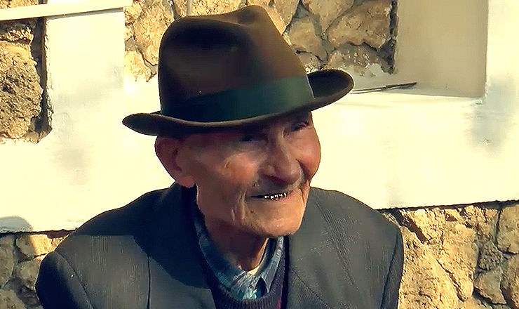 Cel mai bătrân din regiune. Ce face un moldovean la gura beciului. Foto: captură video