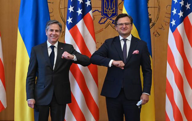 Блинкен обсудил с Кулебой помощь Украине в размере 33 млрд долларов.