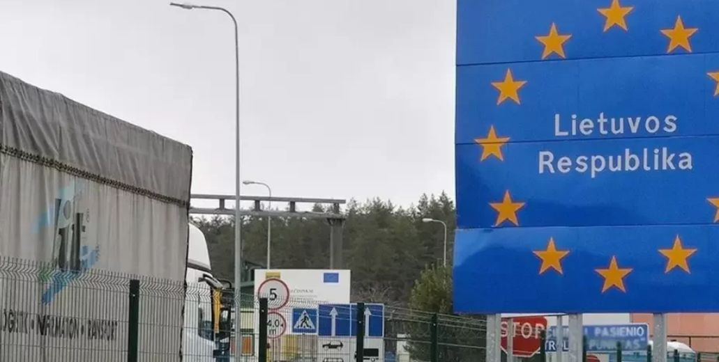 Беларусь заявила о закрытии Литвой пункта пропуска на границе.