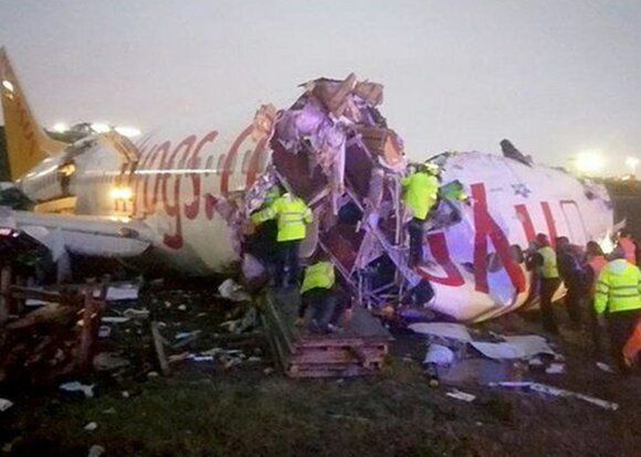При жесткой посадке самолета в Стамбуле пострадали 52 человека.