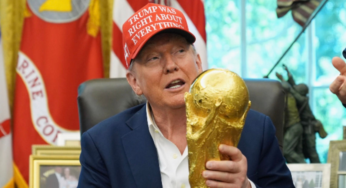 Вместо заявления по Украине после переговоров Трамп показал журналистам Кубок мира.