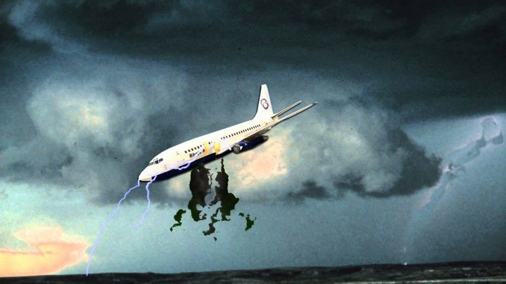Un avion cu 40 de pasageri la bord s-a prăbuşit în Pakistan. Foto simbol: huff.ro