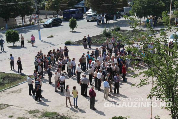 На акцию протеста по разным подсчетам вышло от 200 до 250 человек.