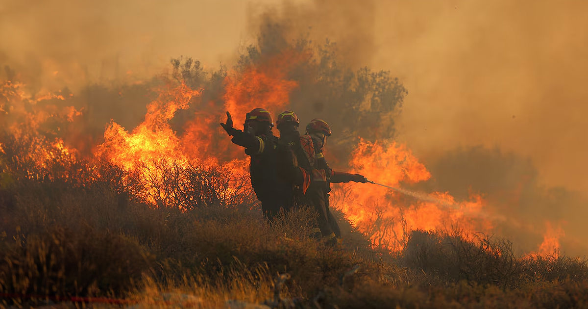 Turiștii, evacuați în masă de pe insula Creta în urma unui incendiu forestier scăpat de sub control.