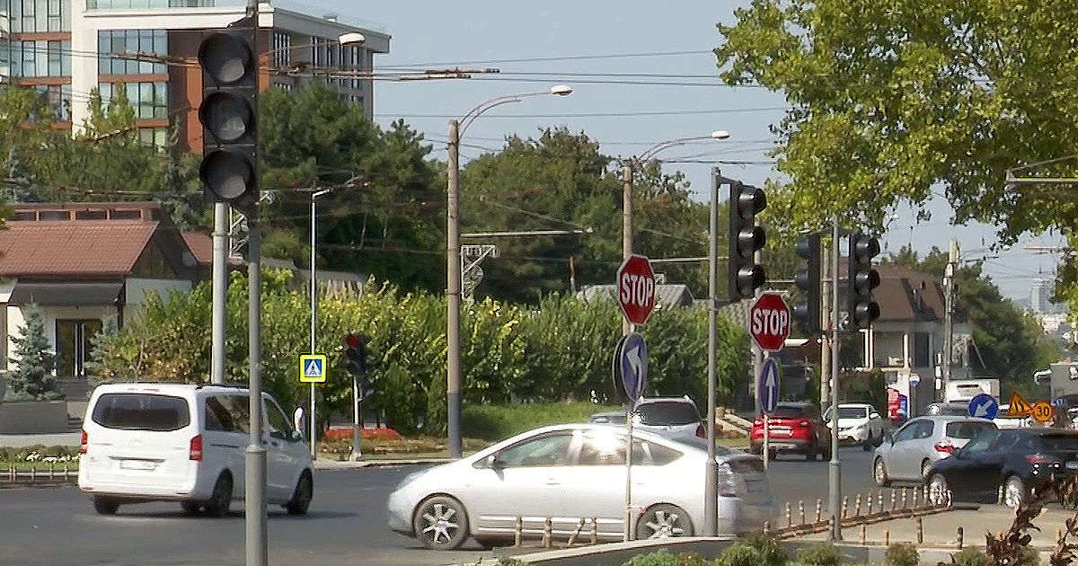 La o intersecție periculoasă din Capitală a fost instalat un semafor.
