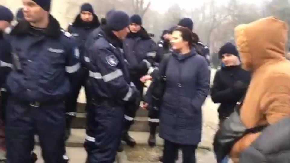 Organizația unionistă „Tinerii Moldovei”, au protestat, astăzi, împotriva învestirii oficiale a președintelui Igor Dodon. 