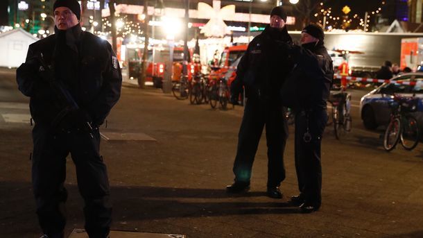 Presa germană l-a identificat marţi pe presupusul autor al atacului din Târgul de Crăciun de la Berlin.