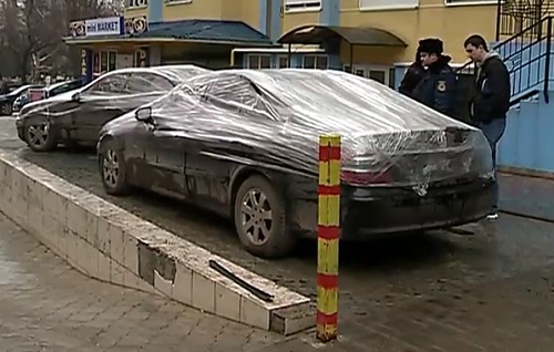 Спасателей вызвали жители многоэтажки около 3:00 утра, и огонь был потушен за 20 минут.
