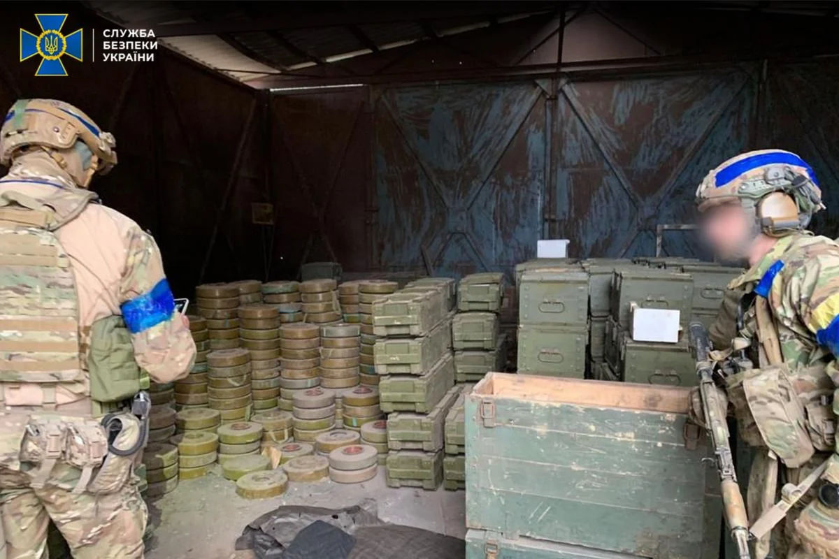 СБУ показала арсеналы оружия, которое военные РФ бросили в Изюме.
