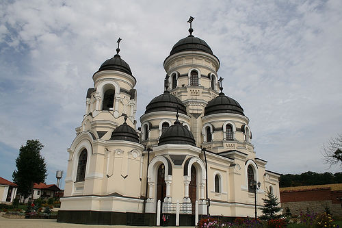 Долгое время монастырь был резиденцией митрополита Молдовы.