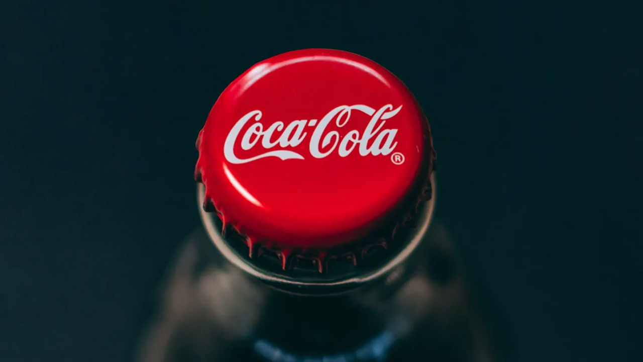Coca-Cola retrage mai multe băuturi din Europa din cauza conținutului ridicat de clorat.