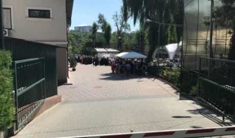 Duhovnicul Mănăstirii Ciuflea îşi sărbătoreşte cu mult fast ziua de naştere. 