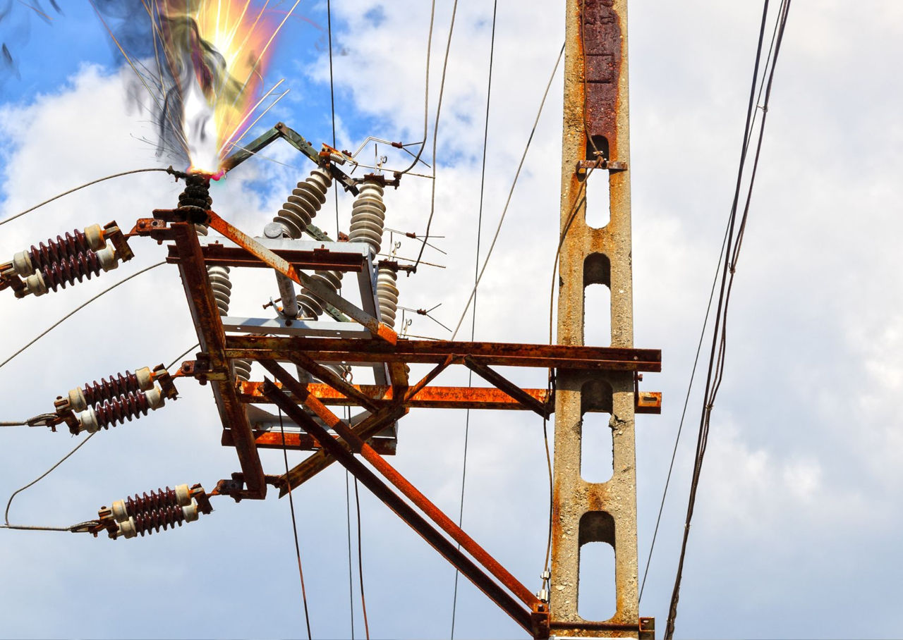 Un angajat al MAI a murit după ce a fost electrocutat când descărca o remorcă cu nisip.