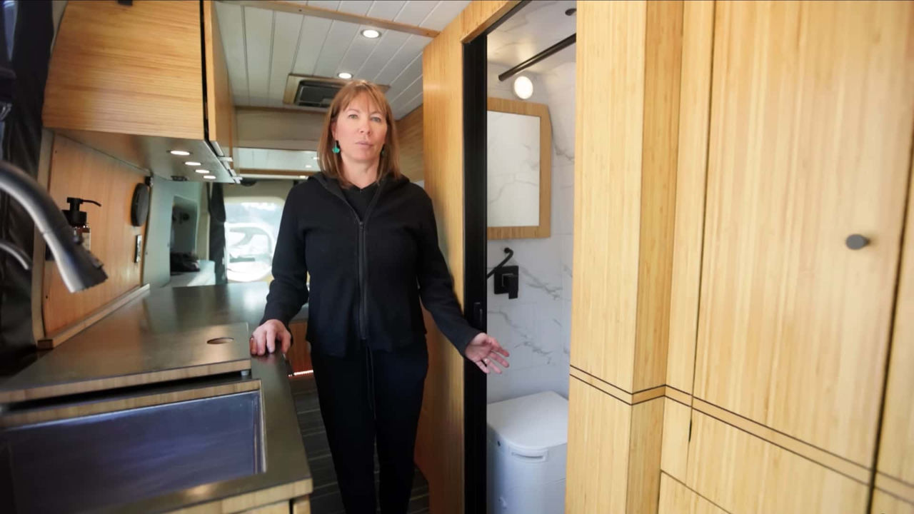 Пара потратила $150 000 на превращение Mercedes-Benz-Sprinter в дом на колёсах.