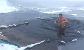 Ляшко едва не потерял плавки в крещенской проруби.