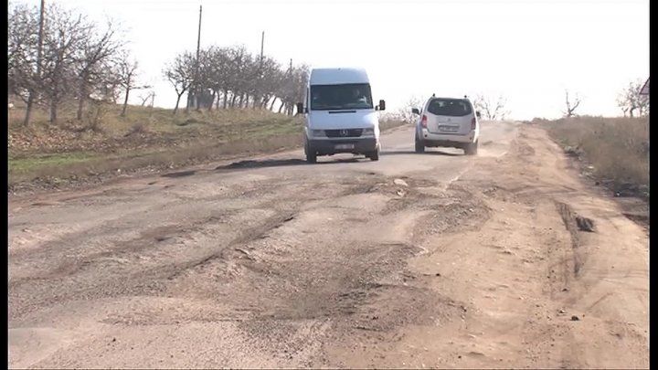 Drumul spre vama din Otaci ca după război. Cum circulă șoferii