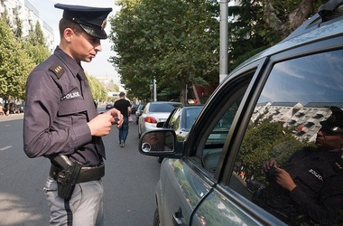 В Грузии уволили всех гаишников и набрали новых.