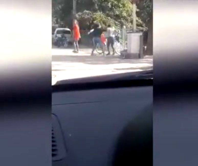 Două mame ce s-au luat la bătaie în fața unei școli, filmate. Foto: Captură video