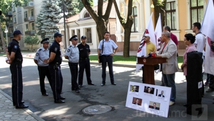 Органы правопорядка посчитали, что эта форма протеста угрожает безопасности здания.