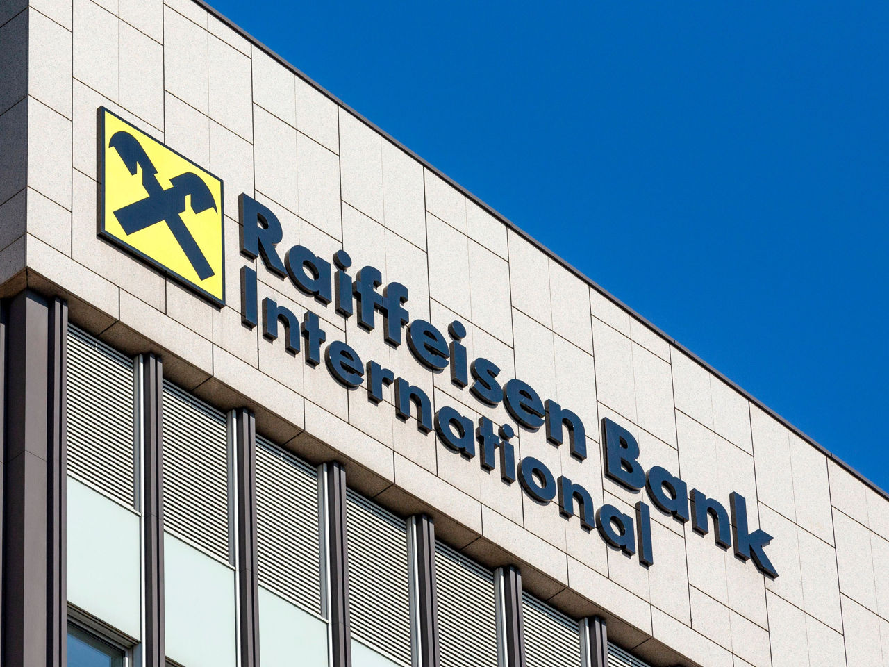 Raiffeisen после давления США отказался от сделки с Дерипаской.
