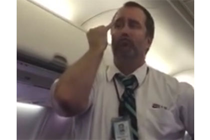 Бортпроводник канадского бюджетного перевозчика WestJet Airlines, который провел необычный инструктаж по технике безопасности.