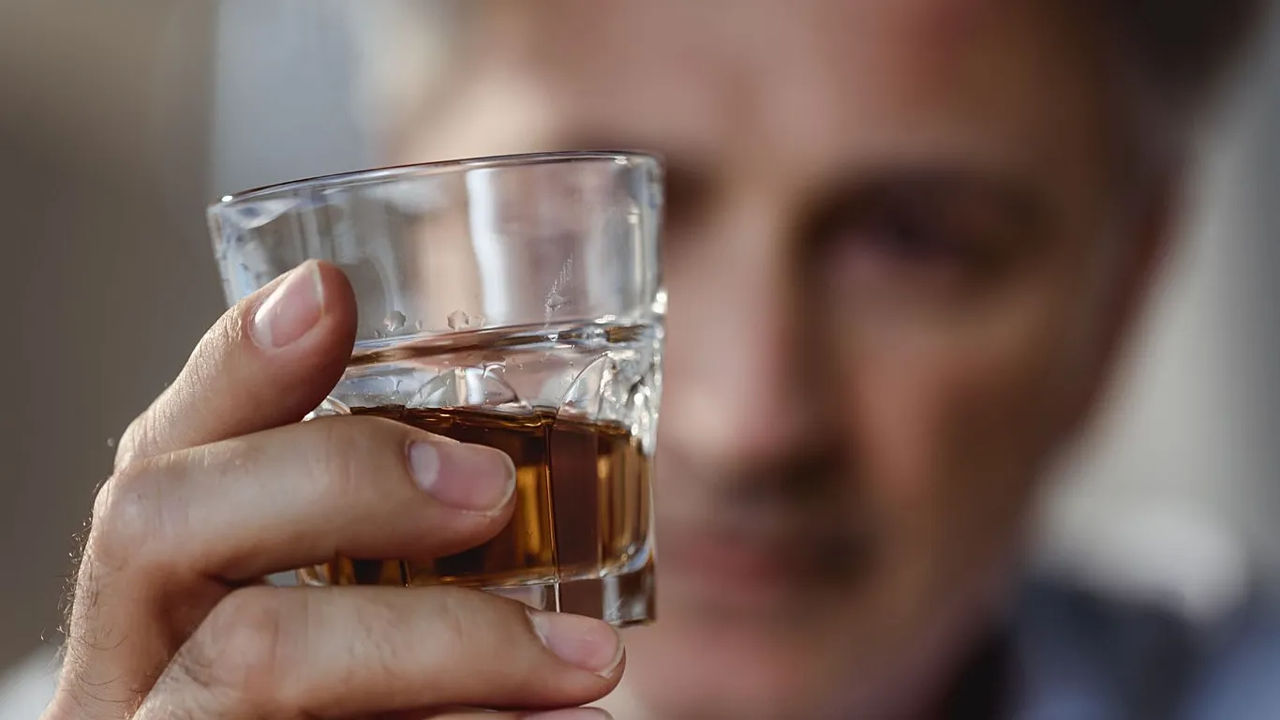 Studiu: Consumul regulat de alcool „întinerește” accidentul vascular cerebral cu mai mult de 10 ani.