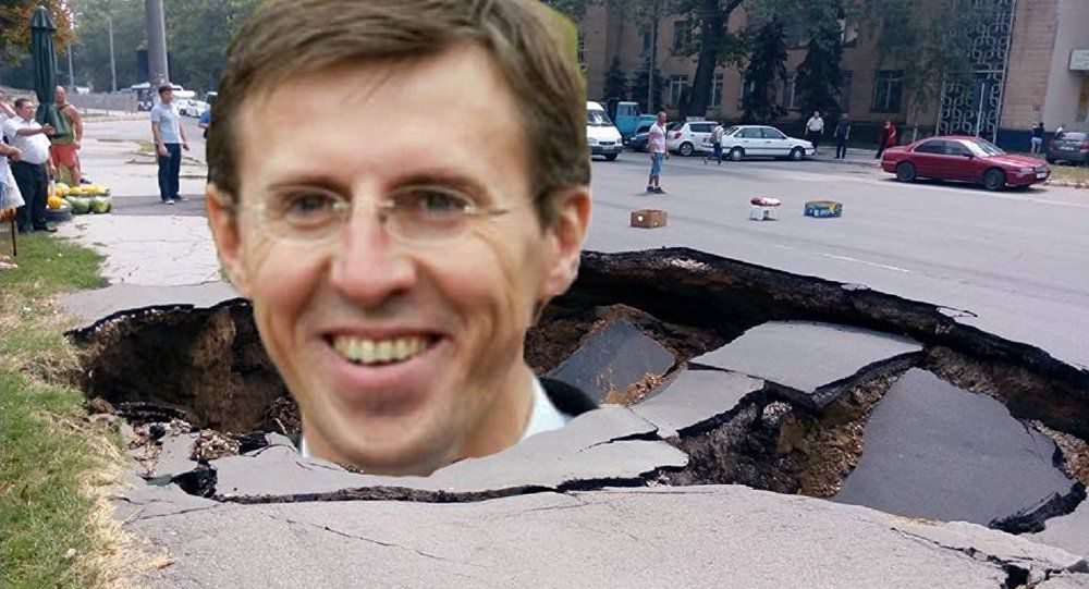 Chişinăuienii şi-au exprimat nemulţumirea în legătură cu faptul că în Capitală maşinile ajung tot mai des în gropi. Foto: Ștefan Grigoriță/Facebook