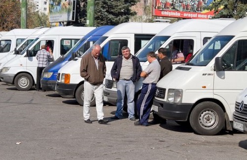 Водители маршруток требуют повышения тарифа за проезд, утверждая, что существующие не покрывают их расходов.